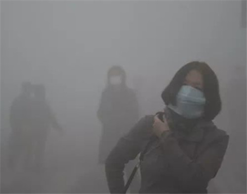 全副武裝的醫護人員和鐵路檢疫點